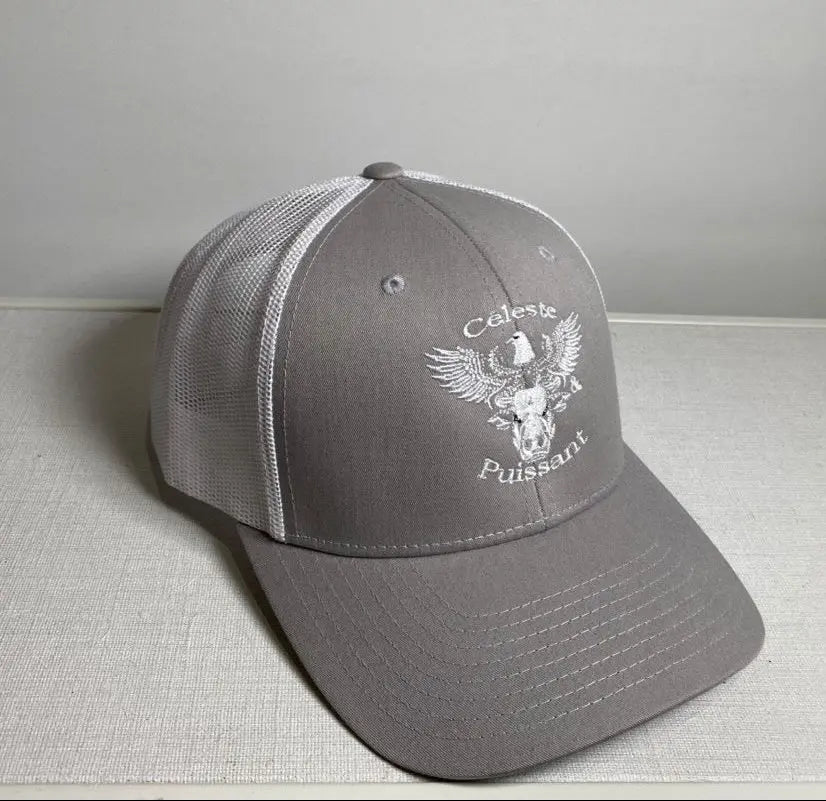 Casquette grise à filet et logo blanc Céleste&Puissant