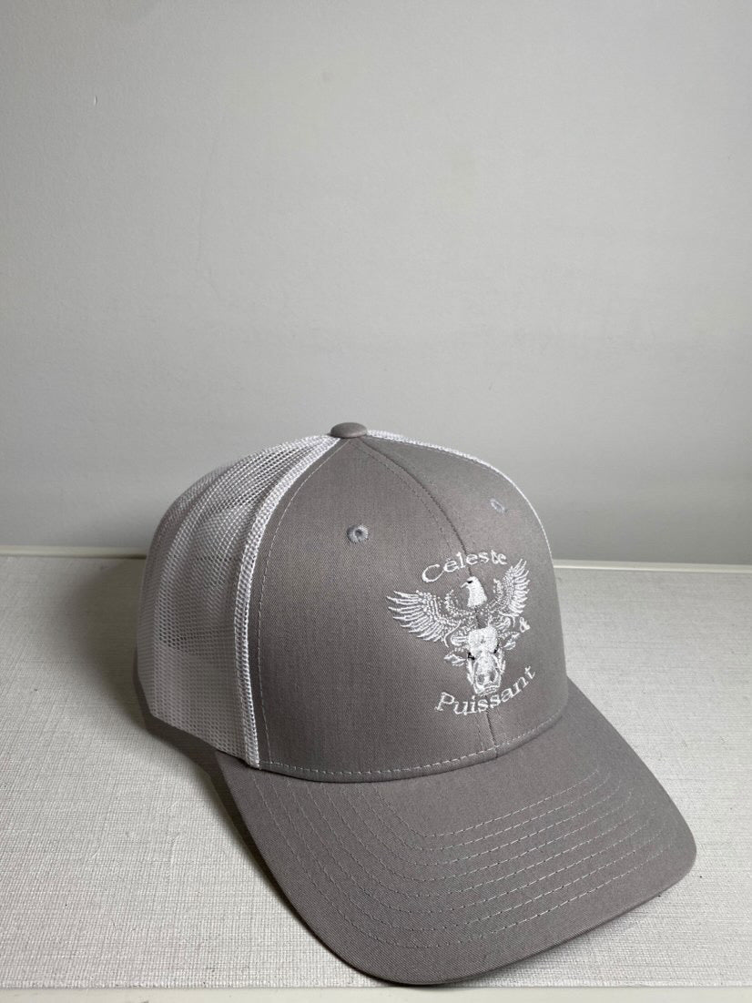 Casquette grise à filet et logo blanc